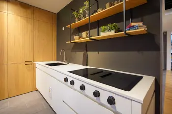 Decker Massivholz Kuechenzeile Weiß mit hochwertigen Elektrogeraeten.jpg